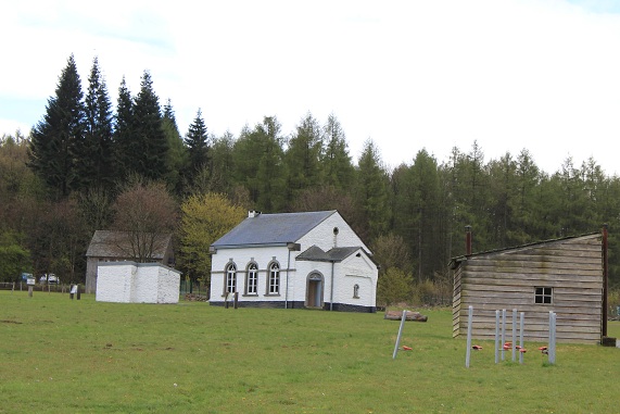 Ecole loin.JPG