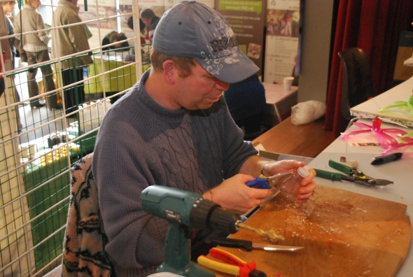 L'animateur de l'atelier Récup bouteilles... Transformées en moulin à vent. Merci encore à lui pour le cadeau qu'il offre à nos bout'chou.