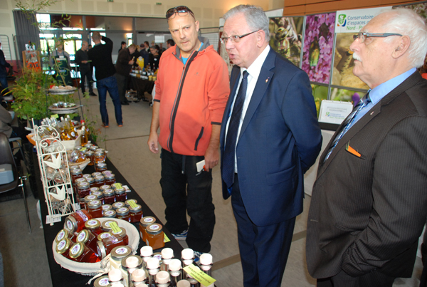Présentation de quelques nouveaux exposants à M. Le Maire, Gérard Paillard. Ici la culture du safran.
