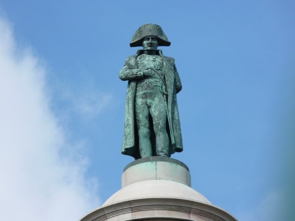 Napoléon, dos à l'Angleterre
